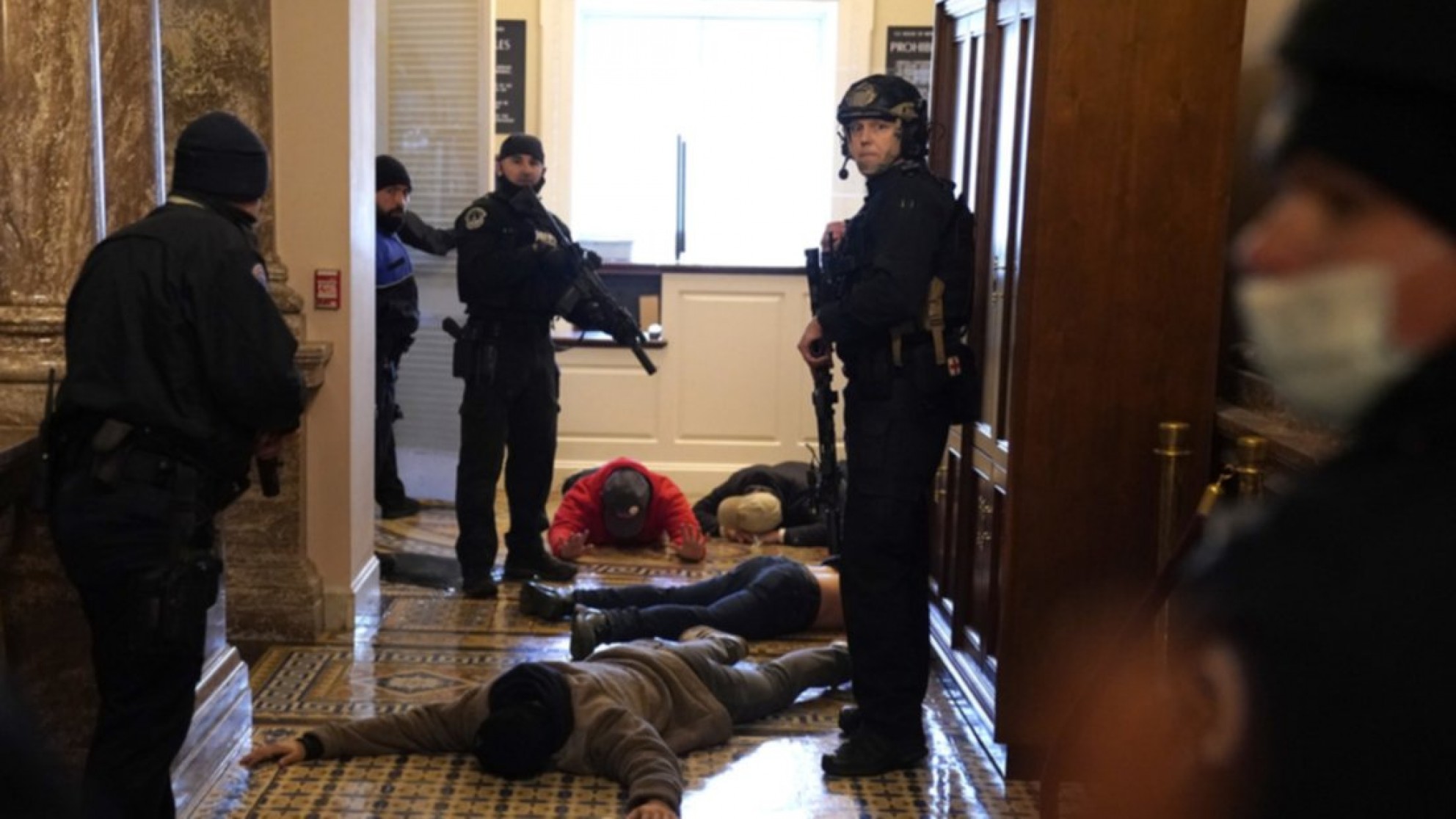 Murió la mujer que fue baleada dentro del Congreso de Estados Unidos durante los disturbios